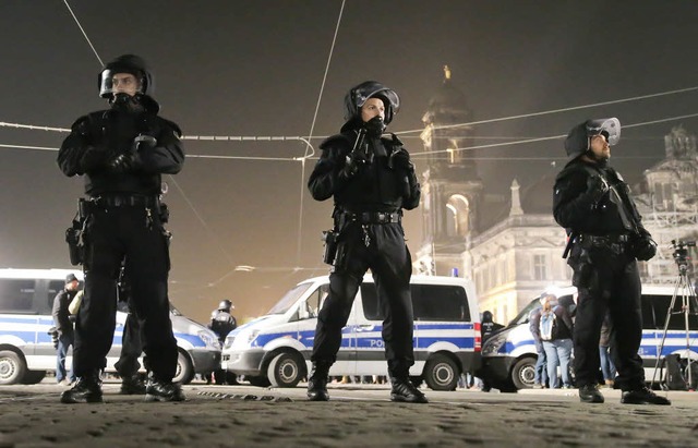 Polizisten bei der Pegida-Demonstration in Dresden   | Foto: DPA