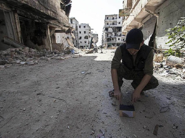 Ein Rebell zndet im zerstrten  Aleppo eine Rakete.   | Foto: AFP