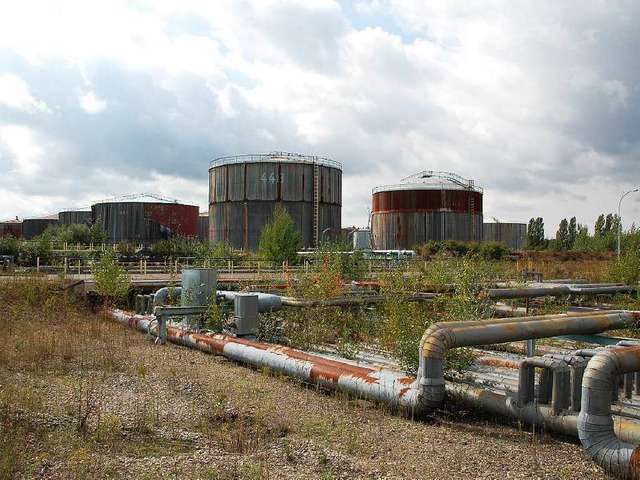 Industrieromantik: Kilometerlang winde... auf dem ehemaligen Raffineriegelnde.  | Foto: NCKLES