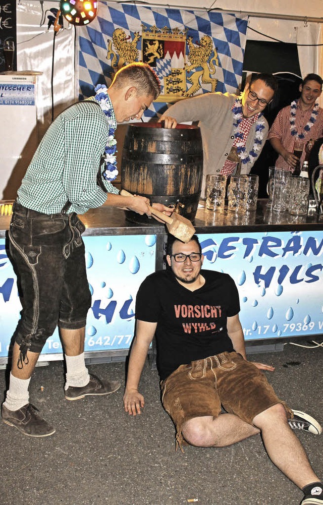 Bei so mutiger Untersttzung gab es ke...robleme beim Fassanstich im AJZ Wyhl.   | Foto: Jrgen Schweizer