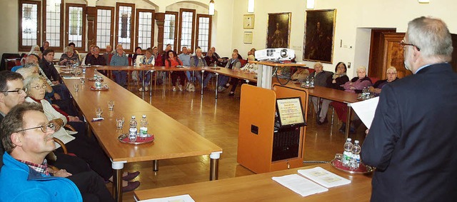 Seniorenbeauftragter Hanns-Heinrich Schneider referiert.  | Foto: Haberer