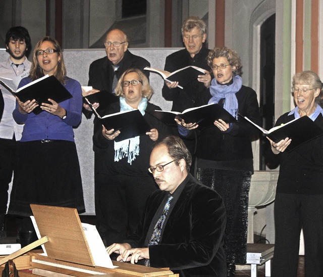 Choristen untersttzt durch Organist S... Cantate dekanate in der Stadtkirche.   | Foto: Hildegard Karig