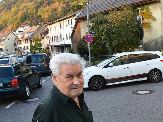 Gastwirt Manfred Klasterer bemngelt d...elbarer Nhe zu seiner Gastwirtschaft.  | Foto: Heinz u. Monika Vollmar