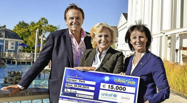 <BZ-FotoAnlauf>Spende an Unicef:</BZ-F...en den Scheck in Hhe von 15000 Euro.   | Foto: Europa-Park