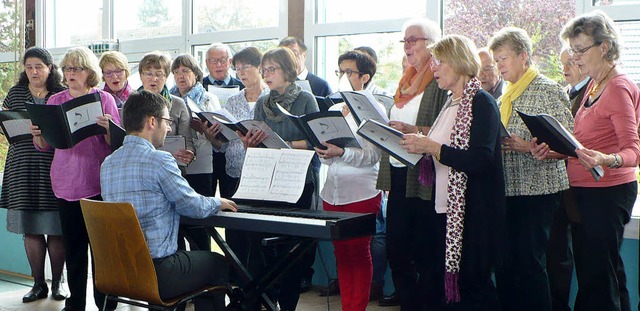 Der Kirchenchor sorgte unter anderem f...sikalische Unterhaltung der Besucher.   | Foto: Gertrud Rittner