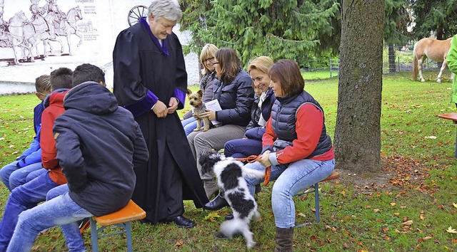 Pfarrer Gernot Schulze-Wegener hat  Tiere gesegnet.   | Foto: sigrid umiger