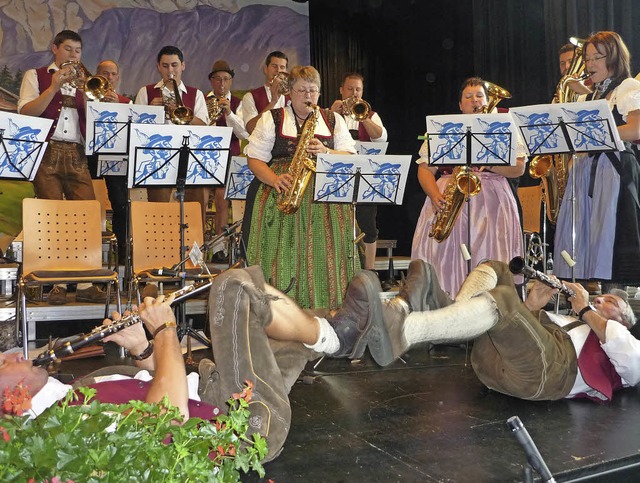 Voller Einsatz beim stimmungsvollen Gr...agner bei ihrer Polka zu Boden gingen.  | Foto: Wolfgang Grether