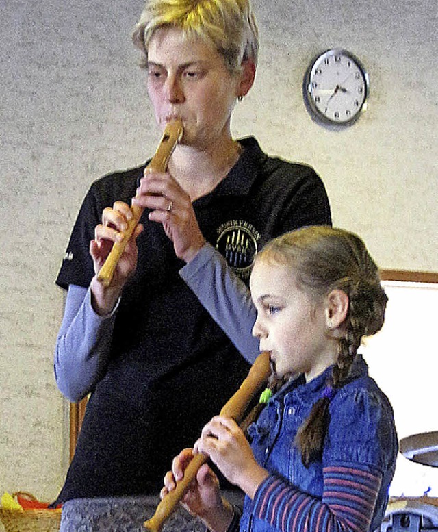 Elena Bloy spielte zusammen mit Ausbil...ranziska Kufner beim Zglingsvorspiel.  | Foto: Musikverein