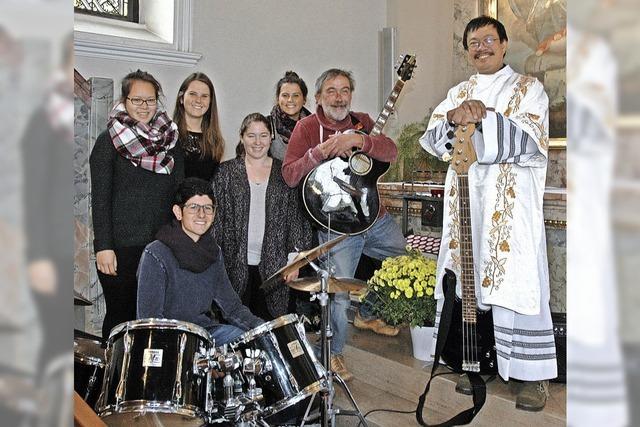 Die Pfarrei feiert Diakon und Band