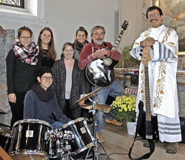 Die katholische Gemeinde  feierte in I... (rechts) ist seit zehn Jahren Diakon.  | Foto: Ounas-Krusel