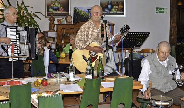 Das Trio Karlheinz Mller, Adolf Schu...ditionellen Sauserfahrt fr Stimmung.   | Foto: Georg Diehl