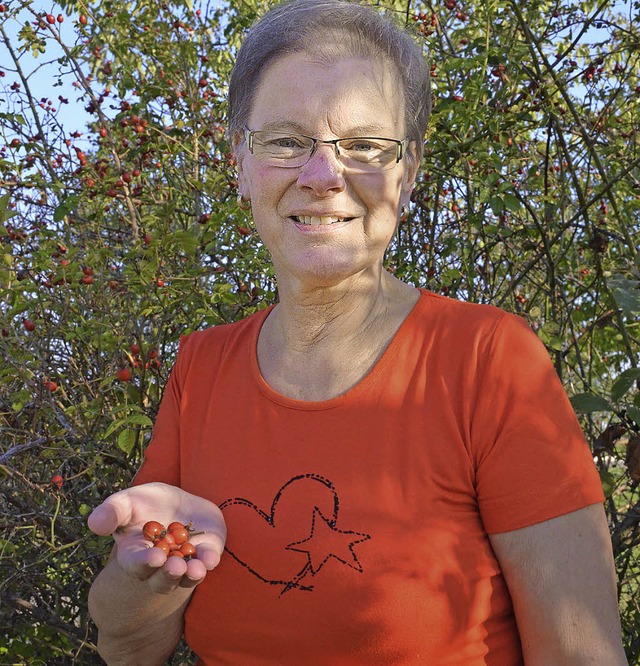 Notburga Stockmeyer beim Sammeln der  roten Frchte  | Foto: Hennicke