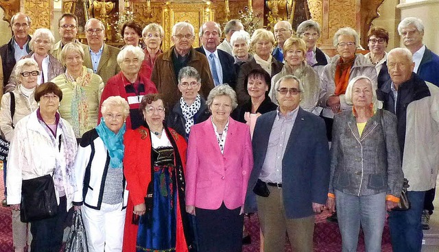 Im Chor der ehemaligen Abteikirche von... Gastgebern zu diesem Erinnerungsfoto.  | Foto: Manfred Lange