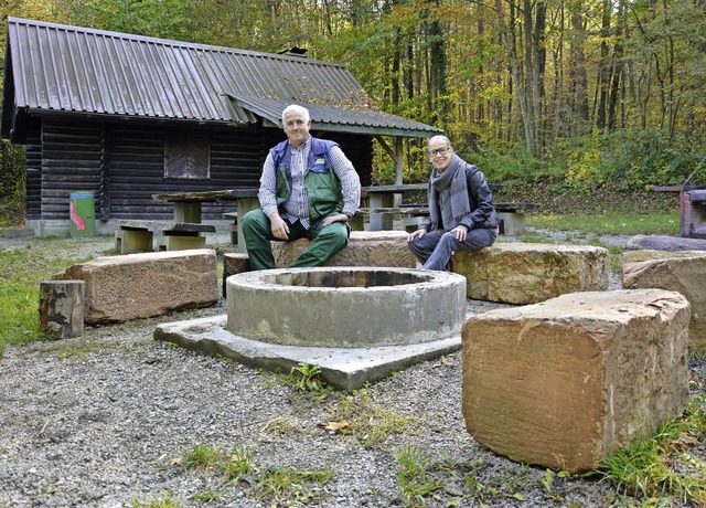 Matthias Kaiser und Karin Reichert-Mos...felder Steinbruch als Sitzgelegenheit.  | Foto: Stadtverwaltung