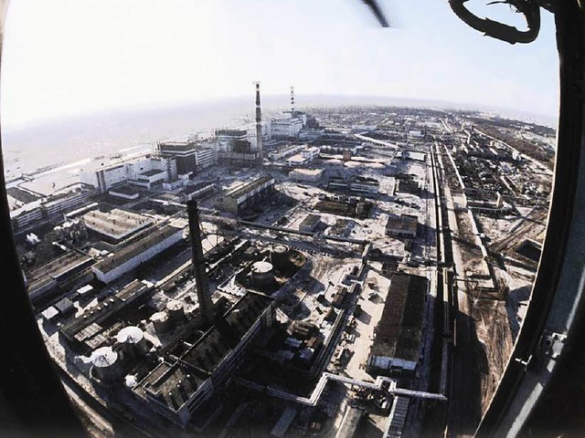 Blick auf die Reaktoranlage in Tschern...e nach der Explosion am 30. April 1986  | Foto: ZUFAROV