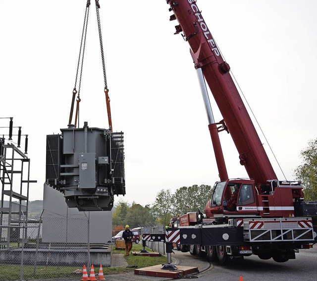 Der 56 Tonnen schwere Transformator wi...Umspannanlage in Friesenheim gesetzt.   | Foto: E-Werk Mittelbaden