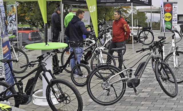 Interessierte konnten Elektrofahrrder ausprobieren und sich informieren.   | Foto: Julius Steckmeister