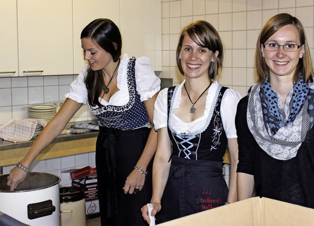 Bei der Ausgabe von Kesselfleisch und ...ut hatten die Helferinnen viel zu tun.  | Foto: Antje gessner