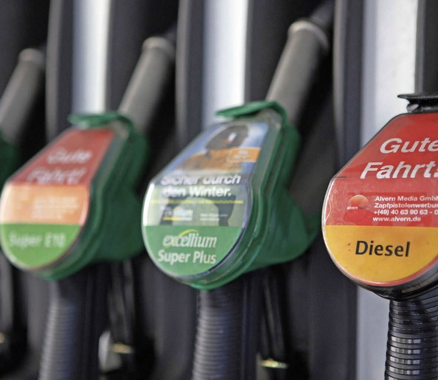 Benzin oder Diesel? Beide  dahinter li...gsverfahren haben Vor- und Nachteile.   | Foto: Silvia Marks (dpa)