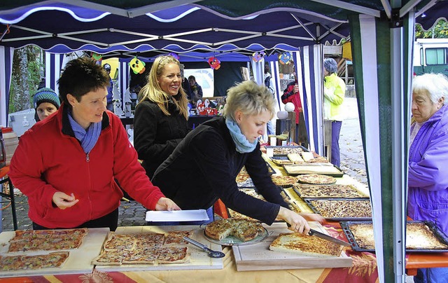 Zum zehnjhrigen Bestehen des Raitbach...elmig Angebote auf dem Markt macht.   | Foto: Edgar Steinfelder