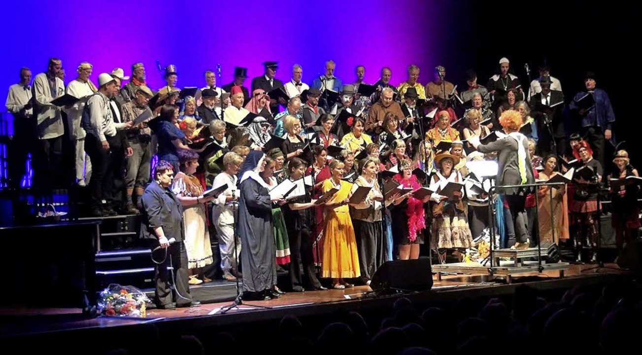 Der Gesangverein Tumringen und seine Gäste beim Konzert   | Foto: Joop Harbers