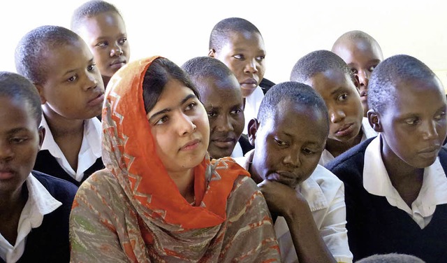 Malala Yousafzai inmitten von Schulkindern   | Foto: Fox