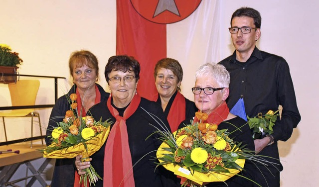 Fr 50  Jahre  Singen  im Chor  wurde ...uppa (links)  und  Jolanda  Schneider.  | Foto: ingeborg grziwa