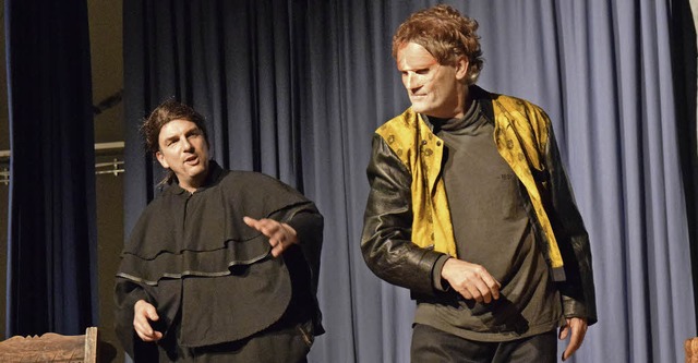 Faust (Oliver Klopsch, links) kommt mit Mephisto (Martin Lunz) ins Geschft.   | Foto: beatrice ehrlich