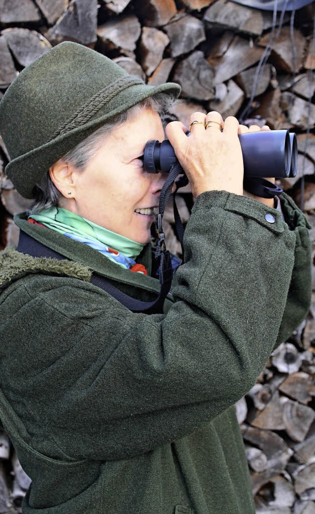 Maria Kaiser sucht die Umgebung nach Wild ab.  | Foto: Cornelia Liebwein/Kathrin Blum
