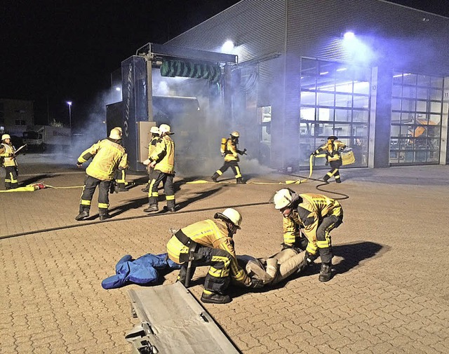 Es brennt, und dann passiert noch ein ...haus Schmolck bei den Nutzfahrzeugen.   | Foto: Feuerwehr