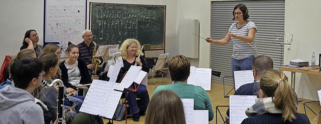 Mit der neuen Dirigentin Friederike Ri...onzert am 13. Dezember auf Hochtouren.  | Foto: Jrg Schimanski
