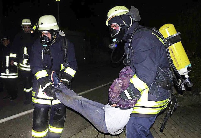 Vier Personen wurden aus dem &#8222;brennenden&#8220; Gebude gerettet.   | Foto: ils