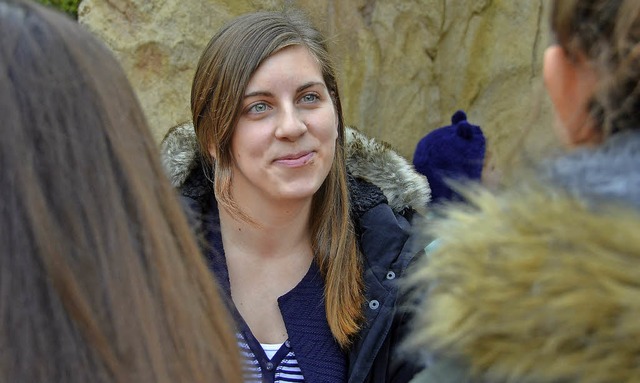 Sarah Wojan im  Gesprch mit Schlerinnen auf dem Pausenhof der Ruster Schule  | Foto: Klaus Fischer