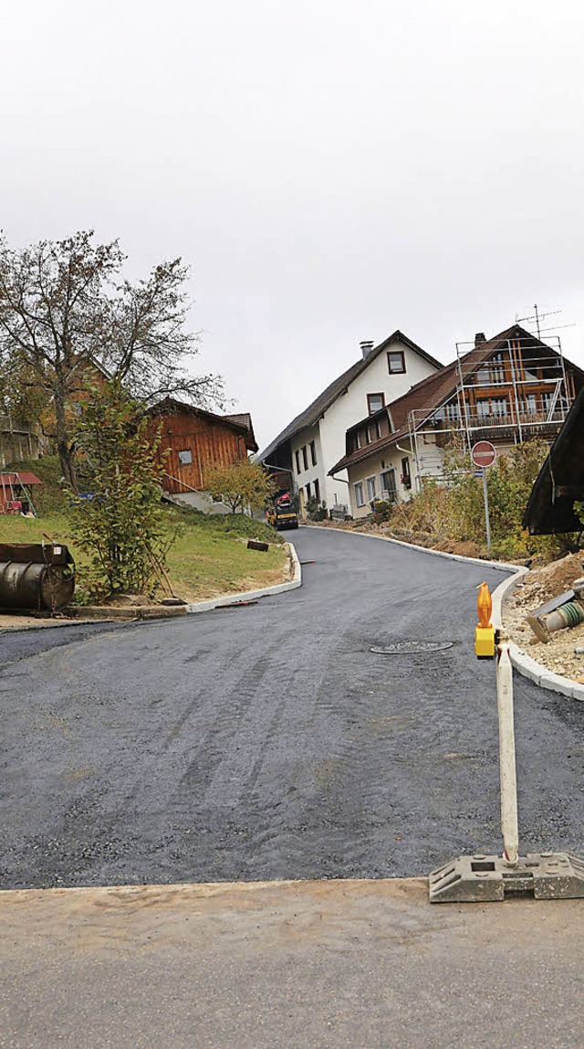 Der  Asphalt im  Schmittengraben wurde aufgebracht.  | Foto: Dieckmann