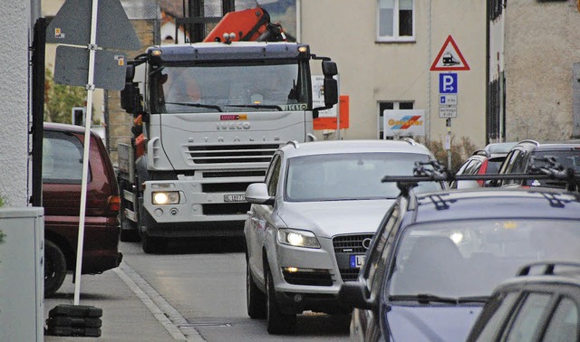 Lkw drfen auch weiterhin durch die Stadt fahren.   | Foto: Lauber