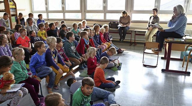 Dagmar Chidolue (rechts) liest in Oberweier.   | Foto: Christoph Breithaupt