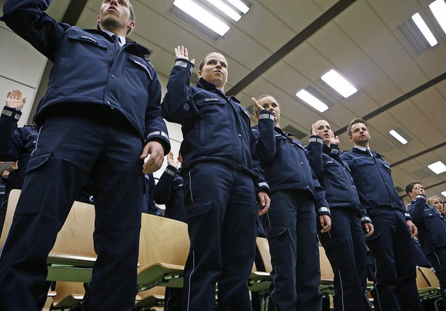 Eine Verpflichtung, die fr ein ganzes...rn 258 junge Polizeibeamte vereidigt.   | Foto: christoph breithaupt