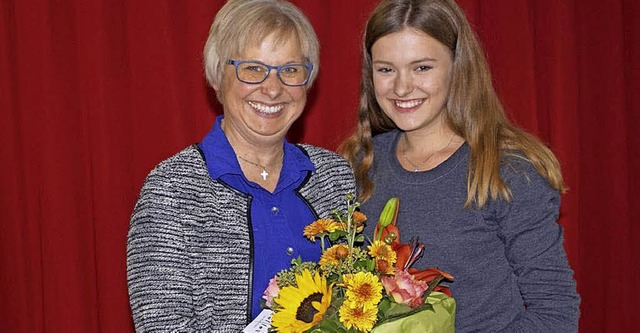 Von der frischgewhlten Schlerspreche...chmitt einen Blumenstrau berreicht.   | Foto: privat