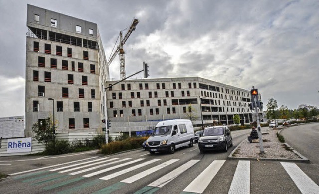 Gleich hinter der Europa-Brcke ber d...n Straburg derzeit die Rhna-Klinik.   | Foto: teli