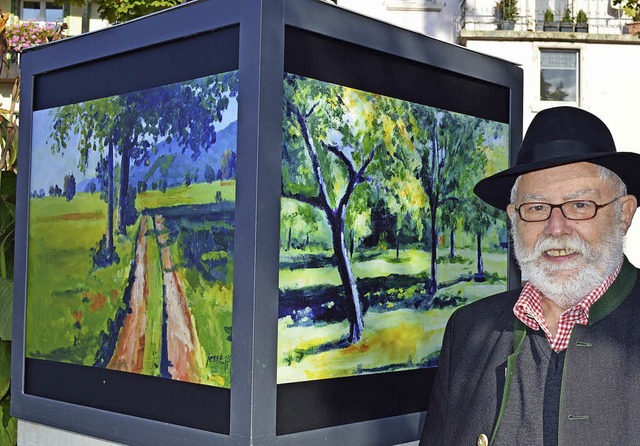 Der Knstler Roland Jenne steht an sei...wiese in Burg-Birkenhof&#8220; zeigt.   | Foto: Gerhard Lck