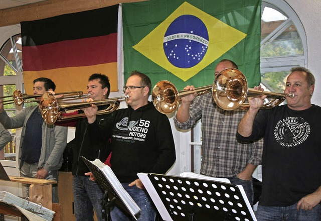 Am Donnerstag war die Abschlussprobe, ...nzug auf zu seiner Brasilien-Tournee.   | Foto: Privat