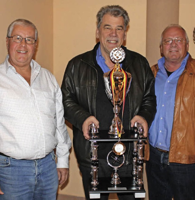 Reizend: Deutsche Meister im Skat wurd...nd Bernhard Schmitt und Roland Jordan.  | Foto: Albert Greiner