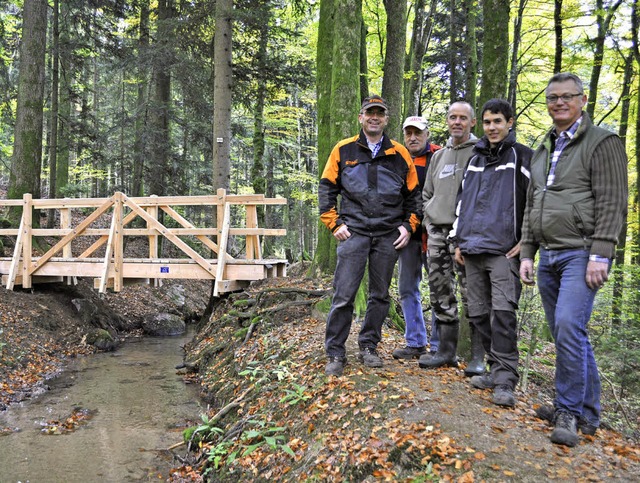 Sie erneuerten den Steg ber die Hochs...el. Auf dem Foto fehlt  Martin Lauber.  | Foto: Sandhya Hasswani