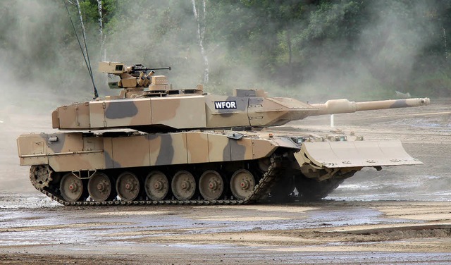 Ein Leopard-2-Kampfpanzer von Krauss-Maffei-Wegmann   | Foto: dpa