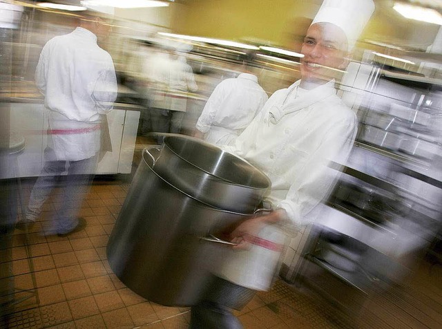 Zart besaitet drfen sie nicht sein: Auszubildende in einer Grokche.  | Foto: Jochen Eckel