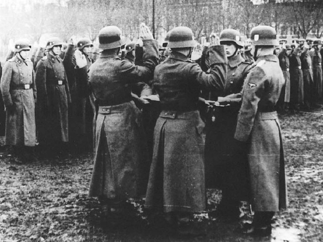 Fanatisiert und grausam: Mitglieder einer Waffen-SS-Division beim Fahneneid   | Foto: dpa