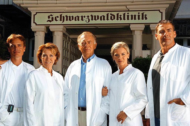 Das Team der Schwarzwaldklinik beim Jubilums-Dreh 2004.  | Foto: dpa