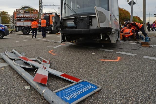 Westrandstrae nach Unfall mit Straenbahn stundenlang blockiert