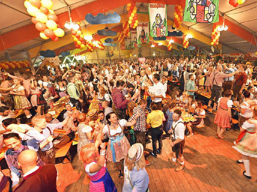 Stimmung auf dem Badischen Oktoberfest in Freiburg. Stimmung auf dem Badischen Oktoberfest in Freiburg.