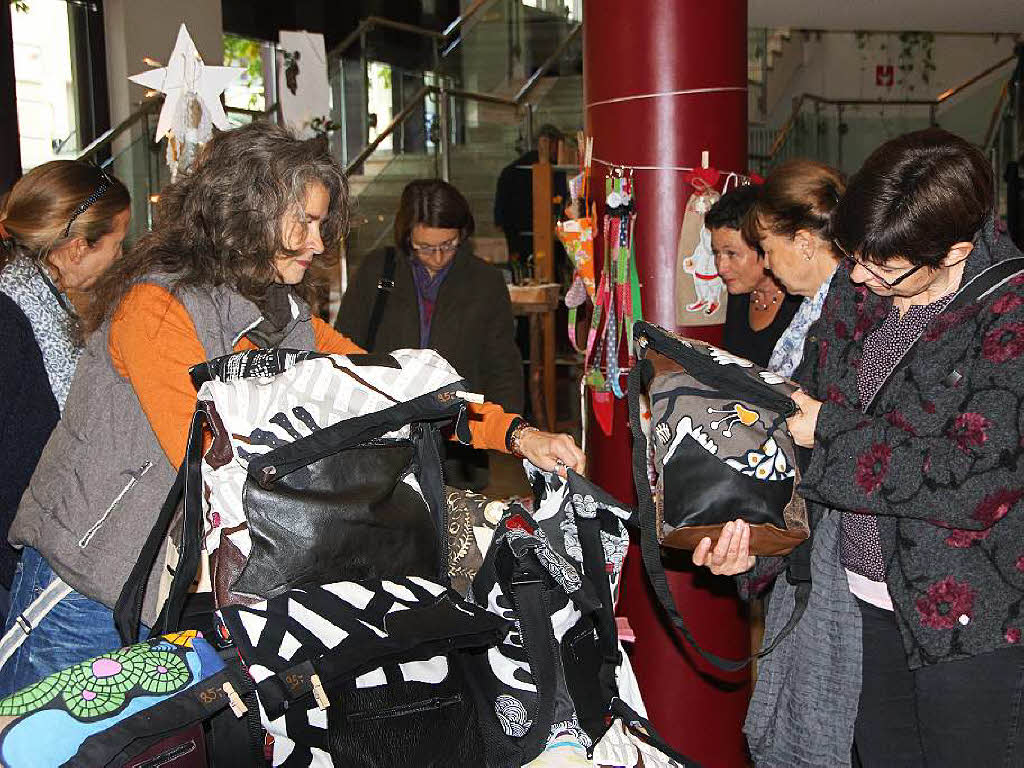 Die Auswahl bei der Ausstellung „Kunst und Handwerk am Hochrhein“ war gro und bot die Gelegenheit, zwei Monate vor Weihnachten vllig stressfrei nach Geschenken Ausschau zu halten.